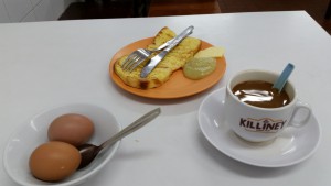 En Toast med smör och Kaya, två väldigt löst kokta ägg och kopi med mjölk och socker/sirap